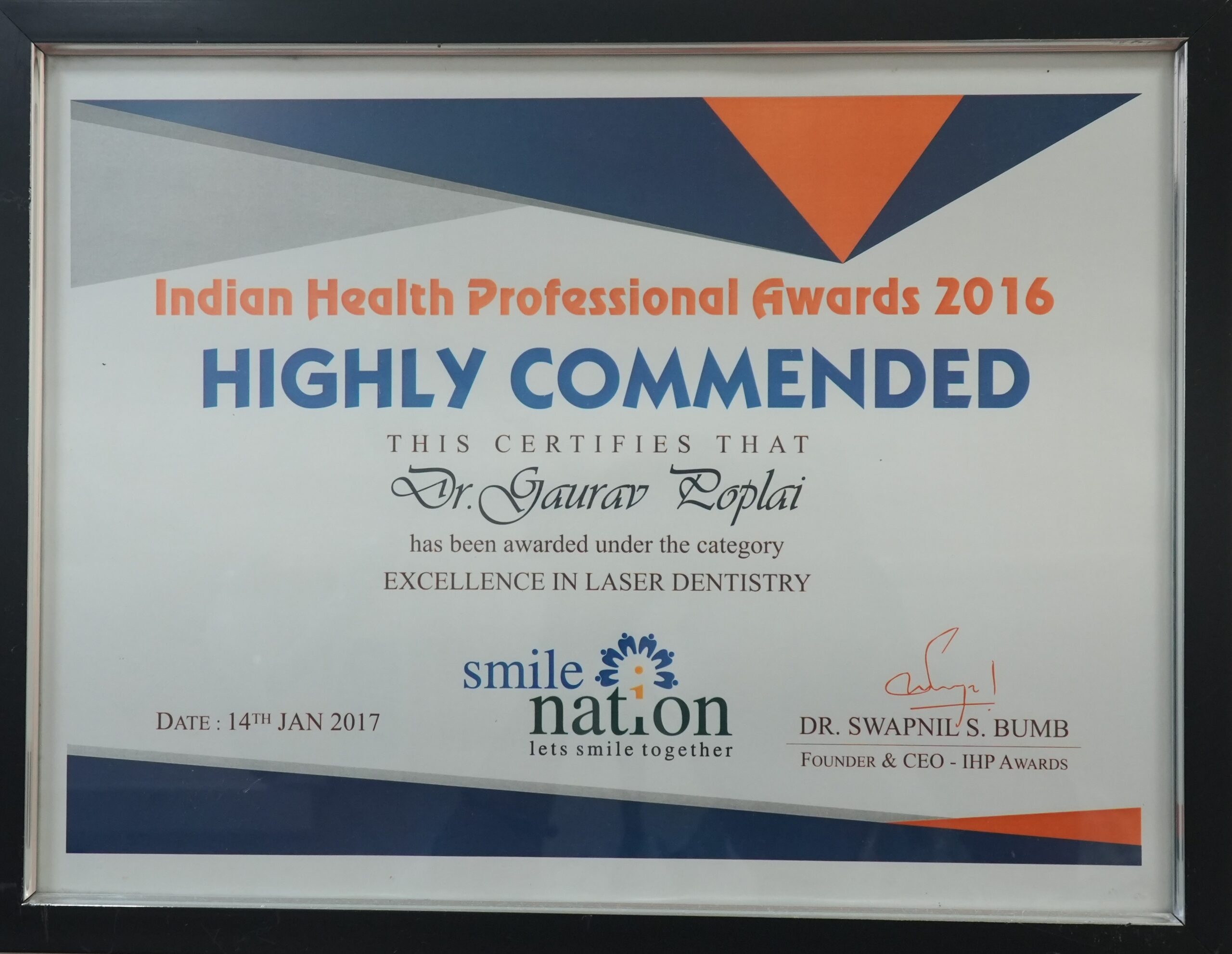 Dr. Gaurav Poplai receiving the Indian Health Professional Award for Excellence in Laser Dentistry in 2016 at The Dental Arch.